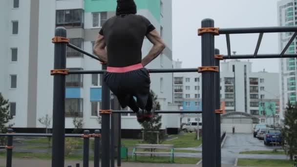 Muscular hombre entrenamiento al aire libre en campo de deportes — Vídeo de stock