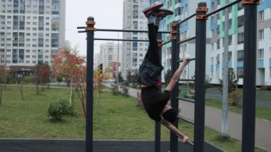 Kaslı adam spor sahasında antrenman yapıyor.