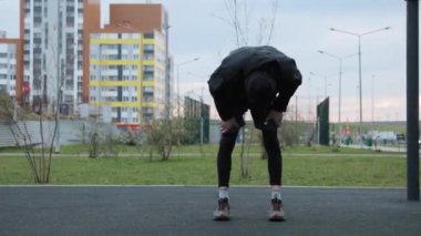 Adam antrenmandan önce ısınıyor.