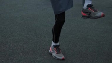 Spor sahasında antrenman yapan adam.