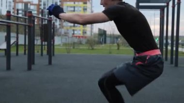 Spor sahasında antrenman yapan adam.