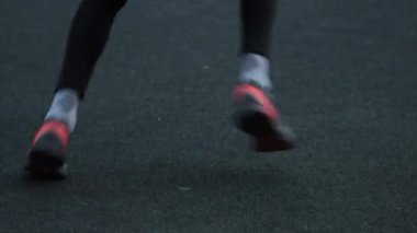 Spor sahasında antrenman yapan adam.