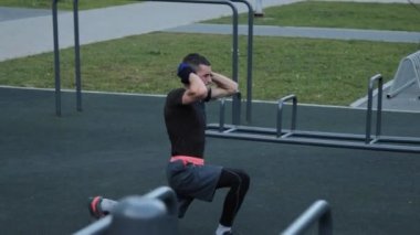 Spor sahasında antrenman yapan adam.
