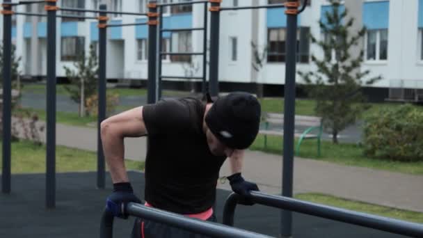 Muscular hombre entrenamiento al aire libre en campo de deportes — Vídeo de stock