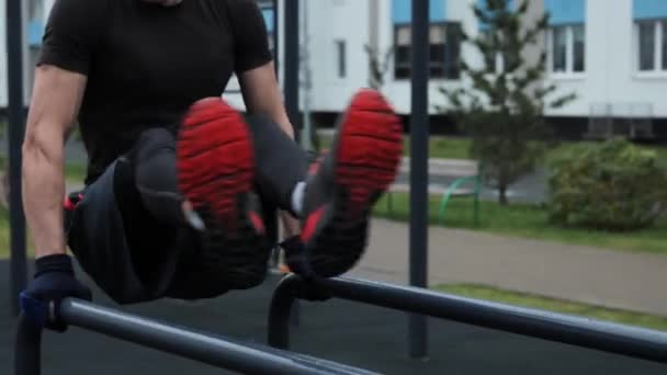 Homem musculoso treinando ao ar livre no campo esportivo — Vídeo de Stock