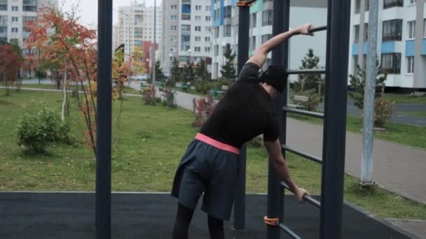 Muskelprotz trainiert draußen auf Sportplatz — Stockvideo