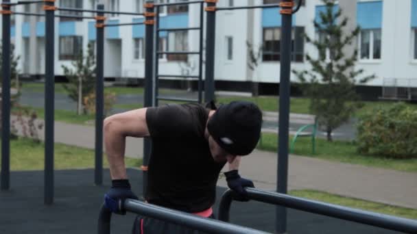 Мышцы тренируются на открытом воздухе на спортивной площадке — стоковое видео