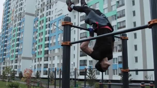 Homem musculoso treinando ao ar livre no campo esportivo — Vídeo de Stock