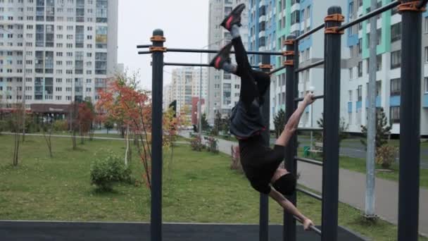 Pria berotot berlatih di luar ruangan di lapangan olahraga — Stok Video
