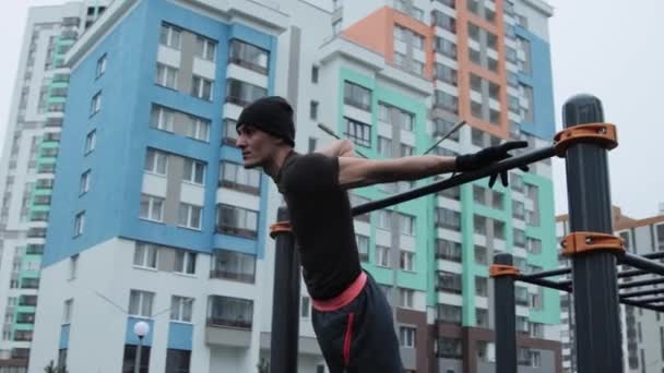 Homem musculoso treinando ao ar livre no campo esportivo — Vídeo de Stock