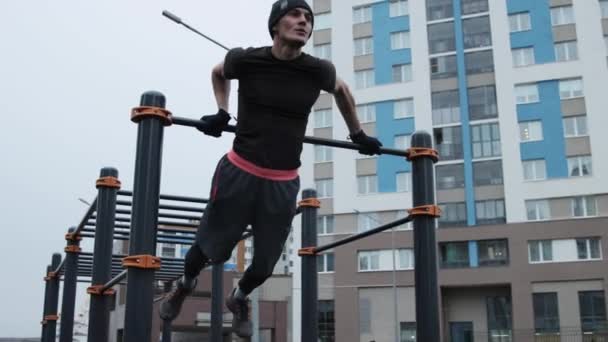 Homem musculoso treinando ao ar livre no campo esportivo — Vídeo de Stock