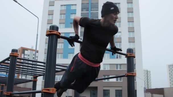 Muscular hombre entrenamiento al aire libre en campo de deportes — Vídeos de Stock