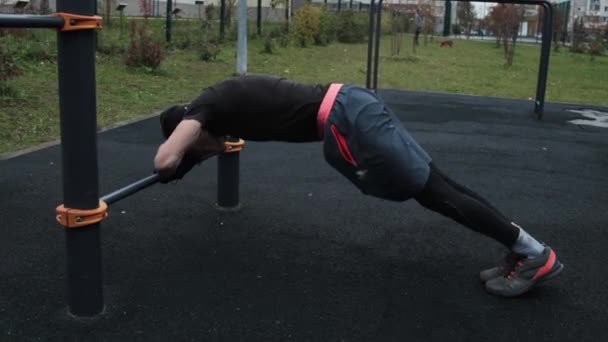 Musculaire training buiten op het sportveld — Stockvideo