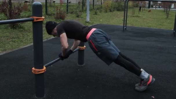 Muskelträning utomhus på idrottsplan — Stockvideo