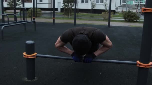 Izmos férfi edzés a szabadban a sportpályán — Stock videók