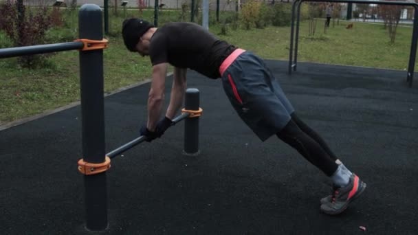 Musculaire training buiten op het sportveld — Stockvideo