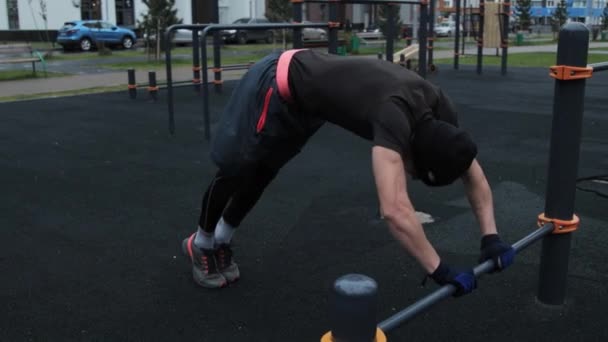 Musculaire training buiten op het sportveld — Stockvideo