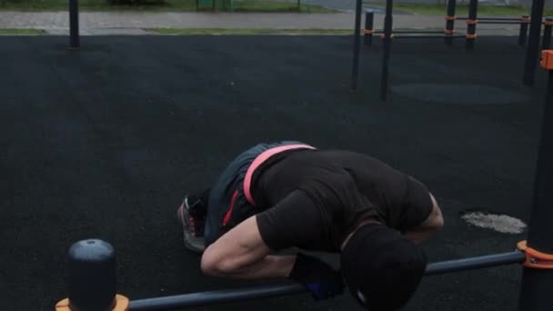 Musculaire training buiten op het sportveld — Stockvideo