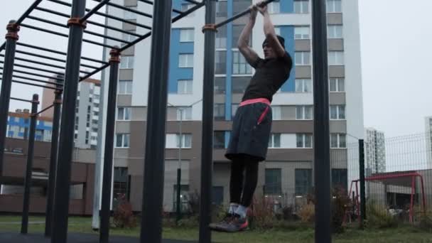 Svalnatý muž trénuje venku na sportovním hřišti — Stock video
