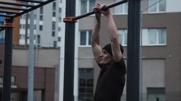 Muskelträning utomhus på idrottsplan — Stockvideo