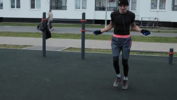 Homme s'entraînant en plein air sur un terrain de sport — Video
