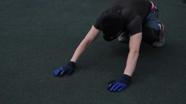 야외에서 운동 경기장에서 훈련하는 사람 — 비디오