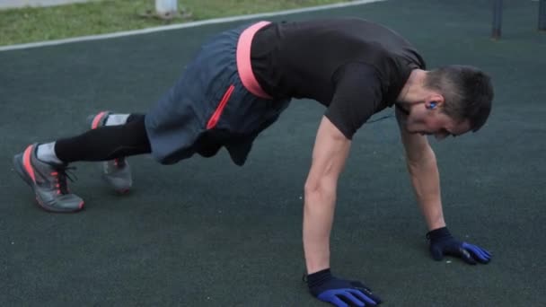 Mann trainiert draußen auf Sportplatz — Stockvideo