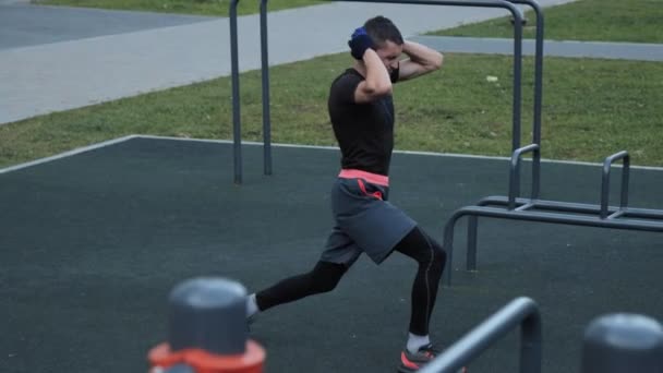 Hombre entrenando al aire libre en el campo de deportes — Vídeos de Stock