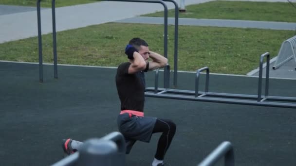 Homem treinando ao ar livre no campo esportivo — Vídeo de Stock