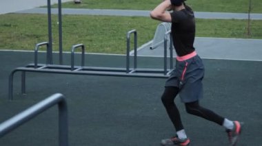 Spor sahasında antrenman yapan adam.