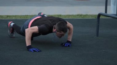 Spor sahasında antrenman yapan adam.