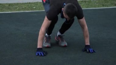 Spor sahasında antrenman yapan adam.