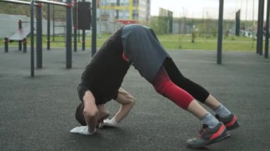 Spor sahasında antrenman yapan adam.