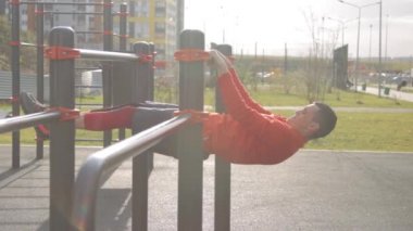 Spor sahasında antrenman yapan adam.