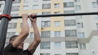 Spor sahasında antrenman yapan adam.