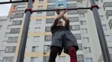 Spor sahasında antrenman yapan adam.