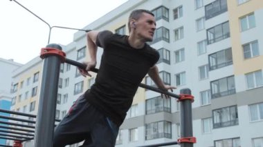 Spor sahasında antrenman yapan adam.