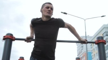 Spor sahasında antrenman yapan adam.