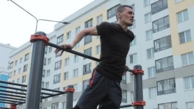 Spor sahasında antrenman yapan adam.