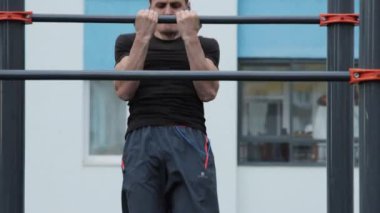 Spor sahasında antrenman yapan adam.