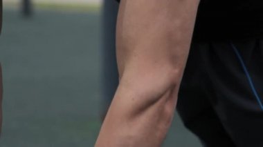 Spor sahasında antrenman yapan adam.