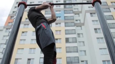 Spor sahasında antrenman yapan adam.