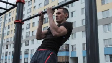 Spor sahasında antrenman yapan adam.