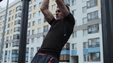 Spor sahasında antrenman yapan adam.