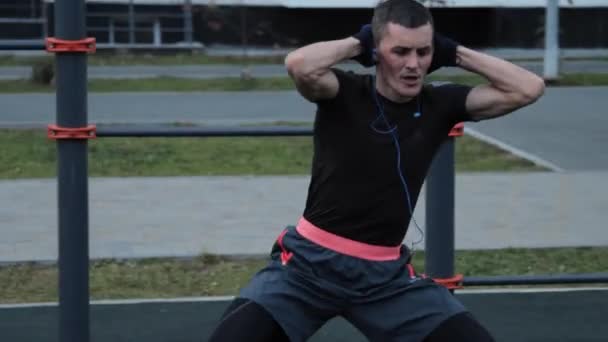 Férfi edzés a szabadban a sportpályán — Stock videók