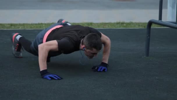 Man training buiten op sportveld — Stockvideo