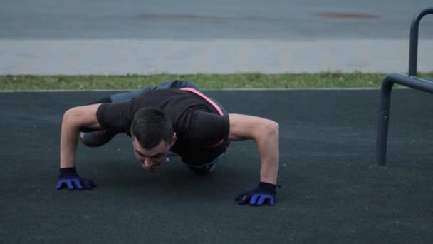 야외에서 운동 경기장에서 훈련하는 사람 — 비디오