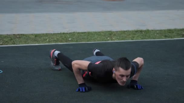 Människan tränar utomhus på idrottsplats — Stockvideo