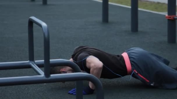 Man training buiten op sportveld — Stockvideo