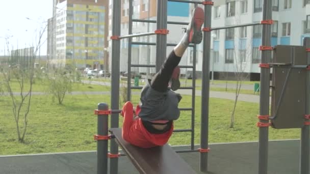 Hombre entrenando al aire libre en el campo de deportes — Vídeo de stock